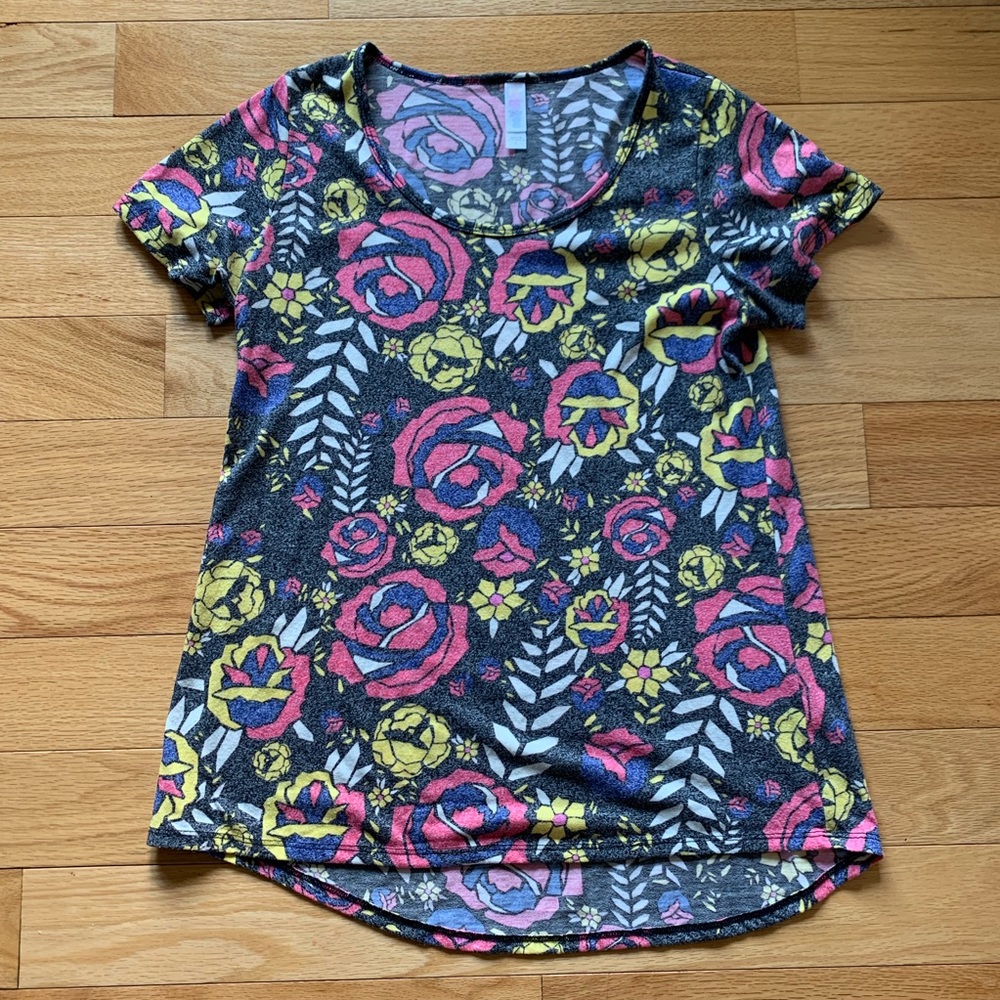 LuLaRoe Small Classic Tee